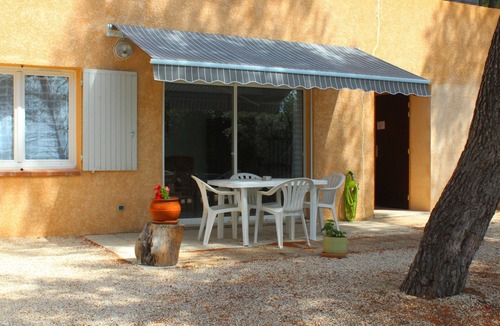Velaux Apartment | Gîte Écureuil: Lower Villa 2 Bedrooms, Terrace, Parking