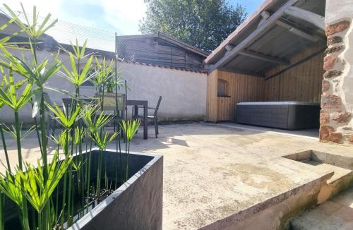 Notre-Dame-de-Boisset House | Gîte authentique avec spa et terrasse dans une grange rénovée - FR-1-496-320