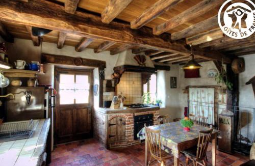 Chirassimont House | Gîte charmant avec poêle à bois, animaux acceptés - FR-1-496-137