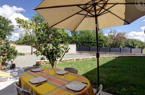 Balbigny House | Gîte confortable avec jardin privé à Balbigny - FR-1-496-282