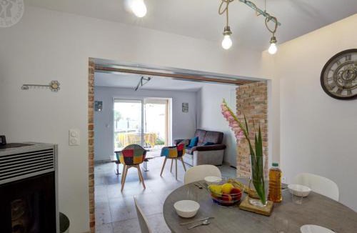 Balbigny House | Gîte confortable avec jardin privé à Balbigny - FR-1-496-282