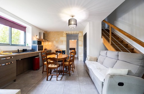 Robins Bay House | Gîte L'Ombrière with Shared Pool, Communal Terrace and Wi-Fi