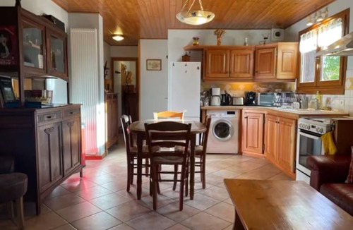 Hauteville Apartment | Gîte l'erablière – 4 guests, mountain views, peaceful village