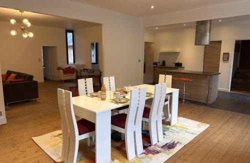 Moulins Apartment | Gîte moderne en centre-ville de Moulins pour 4 personnes avec Wifi - FR-1-489-570