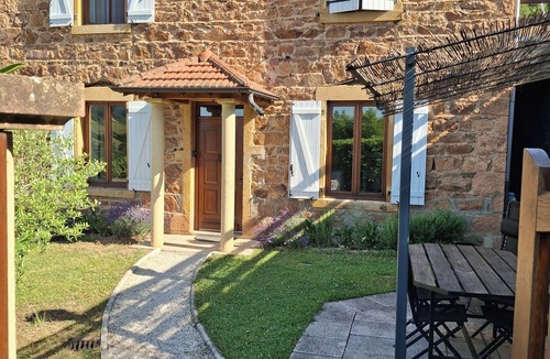 Cours House | Gite de la voie ferrée Spacious house + private pool in green Beaujolais