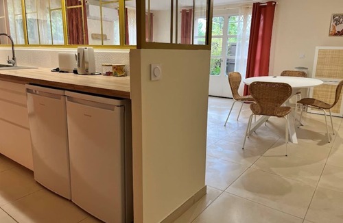 Pernes-les-Fontaines Apartment | Gîte in Provence with private pool in 1000m2 grounds for family/friends