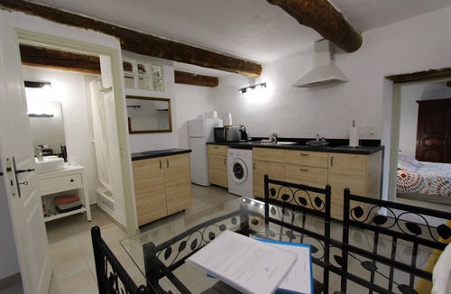 Cabrieres-d'Avignon Apartment | Gite Le Petit Luberon classified 3* in magnificent property in village center