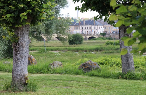 Decize Cottage | Gîte "Loire" park with trees bordering the Loire in a small tourist town.
