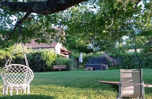 Frayssinet-le-Gelat Cottage | Gîte on the edge of the wood, house with jacuzzi