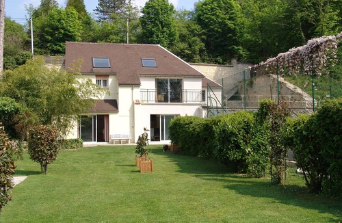 Montigny-sur-Loing Apartment | Gites between Fontainebleau forest, along the river with tennis & pool access