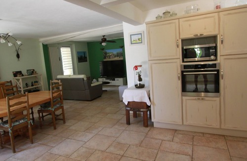 Cabrieres-d'Avignon Villa | Gordes 7km away: Cabrières d'Avignon Provencal villa with pool facing the Luberon