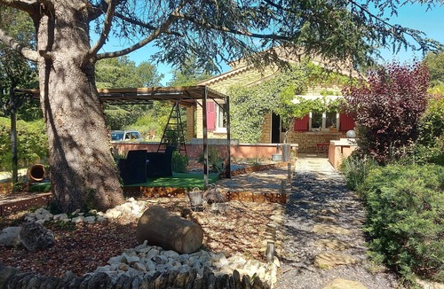 Cabrieres-d'Avignon Villa | Gordes 7km away: Cabrières d'Avignon Provencal villa with pool facing the Luberon