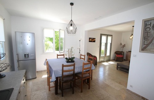 Cabrieres-d'Avignon Villa | Gordes 7km from Cabrières d'Avignon, pretty little villa in the countryside, facing the luberon
