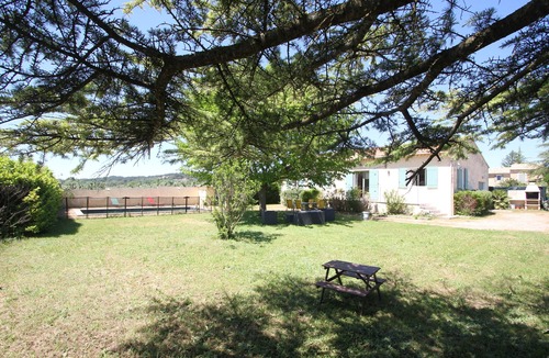 Cabrieres-d'Avignon Villa | Gordes 7km from Cabrières d'Avignon, pretty little villa in the countryside, facing the luberon