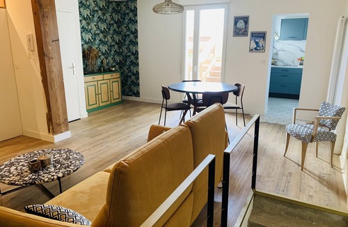 Bastide Apartment | Grand Appartement Entièrement Rénové de 55m Carrés Avec Terrasse