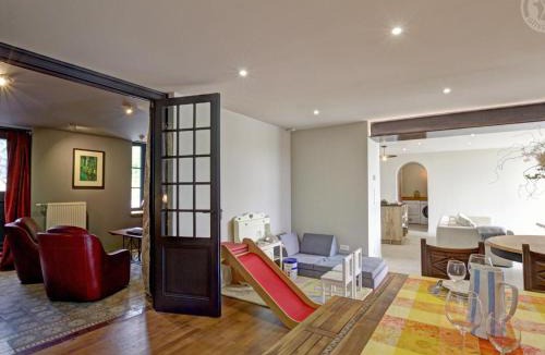 Saint-Symphorien-de-Lay House | Grande maison rénovée, espace et charme au cœur de Saint-Symphorien-de-Lay - FR-1-496-312