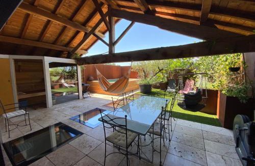 Les Echets Villa | Grande Maison d'architecte avec toit terrasse, Piscine sans vis à vis et Sauna