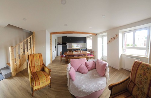 Saint-Ours House | Great gîte "Le Côme". Sleeps 10. Close to Vulcania, Lemptegy, the Puy de Dôme.