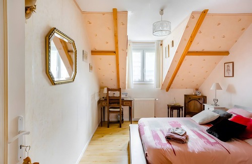 Saint-Remy-les-Chevreuse Bed & Breakfast | Guest Room “Chambre H” with Shared Terrace, Shared Garden, and Wi-Fi