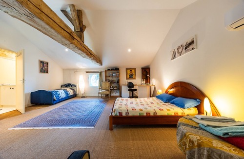 Saint-Germain-Du-Puch Bed & Breakfast | Guest Room “Famille Cabernet Ch Cajus” with Shared Pool, Terrace, and Wi-Fi
