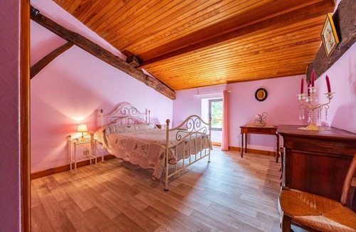 Sauveterre-De-Guyenne Bed & Breakfast | Guest Rooms 'La Maison de Piquereau' with Shared Pool, Wi-Fi, and Air Conditioning