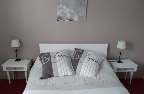 Augy-sur-Aubois Bed & Breakfast | Guest Room 'Four À Pains - Marie Louise' with Shared Terrace, Garden, and Wi-Fi