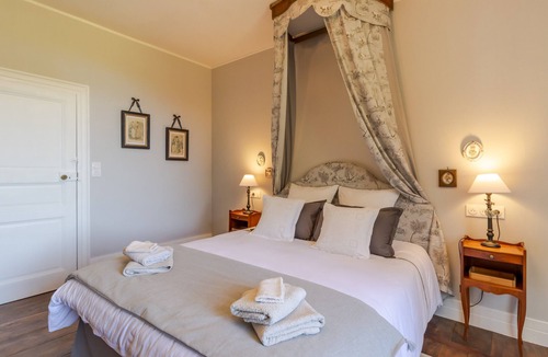 Savignac-les-Eglises Bed & Breakfast | Guest Room "La Romantique" with Shared Terrace, Garden, and Wi-Fi