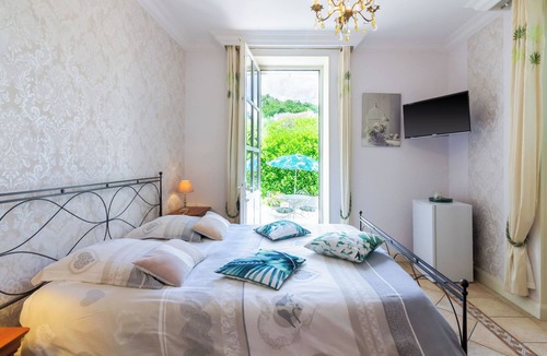 Vignols Bed & Breakfast | Guest Room in Vignols