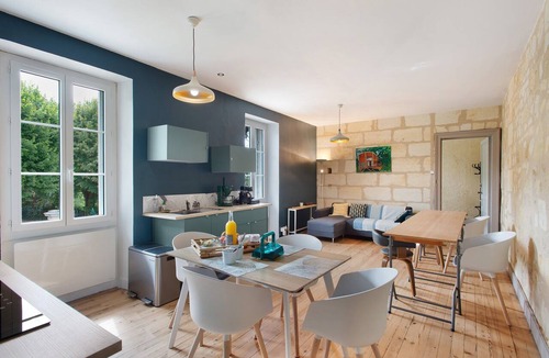 Bourg-sur-Gironde Bed & Breakfast | Guest Room "L’annexe De Camillac - Room 2020" with Private Garden and Wi-Fi