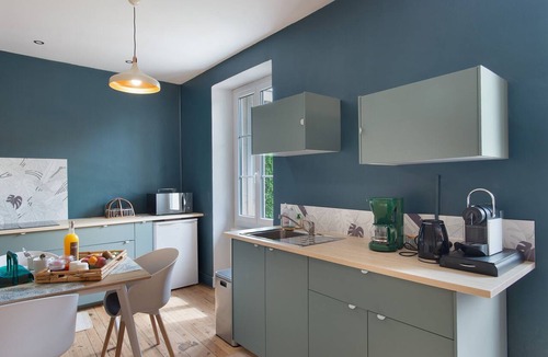 Bourg-sur-Gironde Bed & Breakfast | Guest Room "L’annexe De Camillac - Room 2020" with Private Garden and Wi-Fi