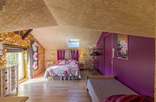 Plazac Bed & Breakfast | Guest Room 'Le Moulin De Mayence Fleur Orchidée' with Shared Pool, Wi-Fi and Air Conditioning