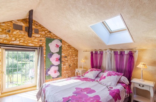 Plazac Bed & Breakfast | Guest Room 'Le Moulin De Mayence Fleur Orchidée' with Shared Pool, Wi-Fi and Air Conditioning