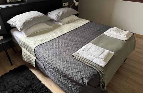 Saint-Rambert Bed & Breakfast | Guest Room “Lyon Mon Amour - St-Bonaventure Room” Wi-Fi, Air Conditioning