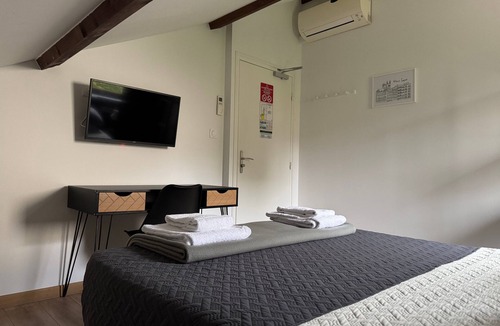 Saint-Rambert Bed & Breakfast | Guest Room “Lyon Mon Amour - St-Bonaventure Room” Wi-Fi, Air Conditioning