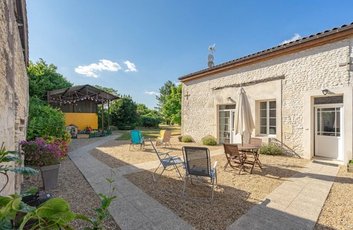 Saint-Seurin-de-Palenne House | Holiday Home 'Pervenche' with Shared Pool, Private Terrace and Wi-Fi