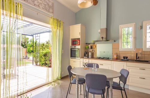 Pernes-les-Fontaines House | Holiday Home in Vaucluse near Mont Ventoux