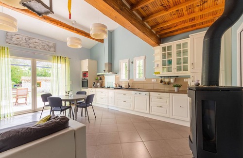 Pernes-les-Fontaines House | Holiday Home in Vaucluse near Mont Ventoux