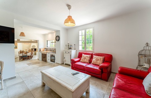 Saumane-de-Vaucluse House | Holiday Home 'Saumane, Grande Bergerie' with Shared Pool, Wi-Fi and Air Conditioning