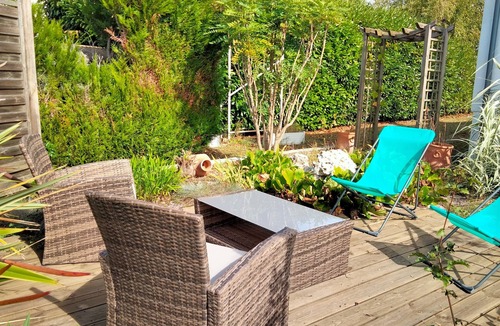 Bourges House | Holiday Home 'Au Nid Douillet' with Shared Terrace, Shared Garden and Wi-Fi