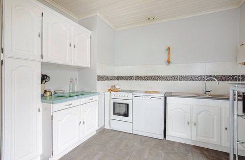 Salles sur Mer House | Holiday Home 'Cottage Chaleureux Proche Ocean' with Private Terrace, Wi-Fi and Air Conditioning