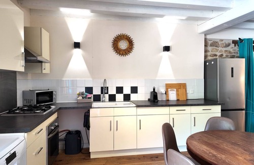 Roussines House | Holiday Home 'Domaine De Bellac - Le Calèche' with Shared Pool, Private Terrace & Wi-Fi