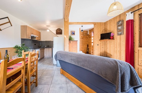 Saint-Jean-d'Arves House | Holiday Home 'Pré-vernay' with Mountain View, Private Terrace and Shared Garden