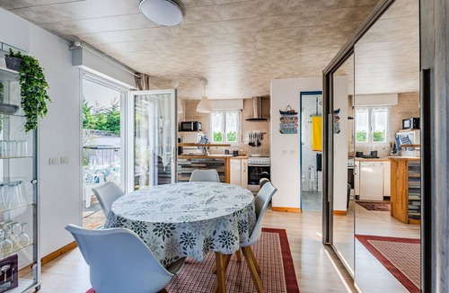 Gujan-Mestras House | Holiday Home 'Henriela - Studio 2 Personnes' with Private Terrace, Wi-Fi and Air Conditioning