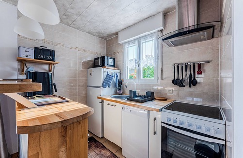 Gujan-Mestras House | Holiday Home 'Henriela - Studio 2 Personnes' with Private Terrace, Wi-Fi and Air Conditioning