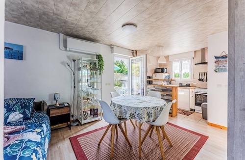Gujan-Mestras House | Holiday Home 'Henriela - Studio 2 Personnes' with Private Terrace, Wi-Fi and Air Conditioning