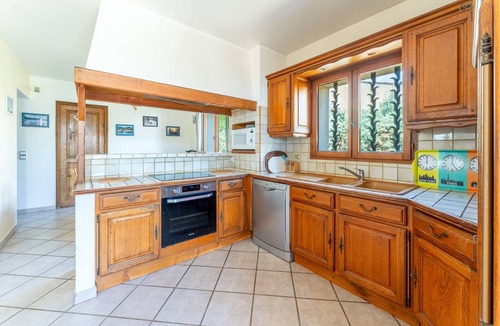 Chateaurenard House | Holiday Home 'La Provençale' with Private Pool, Private Terrace and Wi-Fi
