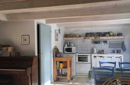 Le Bar-sur-Loup House | Holiday Home 'Le Cabanon Vue Sur La Vallée' with Balcony and Wi-Fi