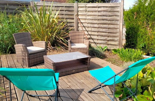 Bourges House | Holiday Home 'Léa' with Shared Terrace, Garden and Wi-Fi