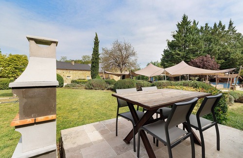 Jayac House | Holiday Home 'Les Crouquets - La Grange' with Shared Terrace, Private Garden and Wi-Fi
