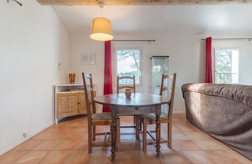 Le Tholonet House | Holiday Home 'Lou Jas Dé Raféou - Gîte Raphaël' with Mountain View, Wi-Fi and AC